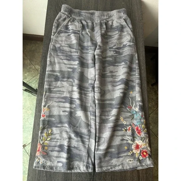 JW Los Angeles Johnny Was Camo Embroidered Floral Joggers Sweatpants Medium BOHO - Picture 2 of 6